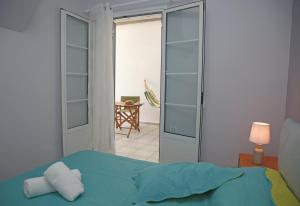 锡蒂亚Kostantin Dionysos的一间卧室设有一张床和一个滑动玻璃门