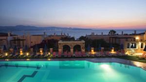 锡蒂亚Kostantin Dionysos的享有城市景致的大型游泳池