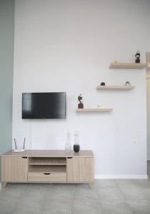 锡蒂亚Kostantin Dionysos的一间客厅,在白色的墙上配有电视