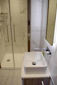 塔伯特Dunarain Bed & Breakfast的白色的浴室设有水槽和淋浴。