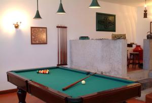 维亚纳堡Quinta do Vale do Monte的客厅里一张带球的台球桌