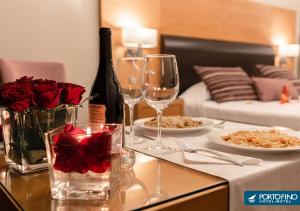 马托西纽什波托菲诺汽车旅馆的酒杯和玫瑰花的桌子