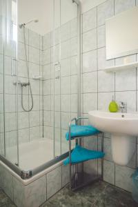 哈日科维Paradise的带淋浴、盥洗盆和浴缸的浴室