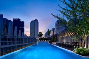 曼谷Somerset Maison Asoke的一座城市天际线建筑的顶部游泳池