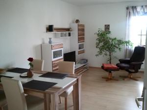 莫里茨堡Ferienwohnung Sonne-Stadtrand Dresden的一间带桌椅的客厅和一间厨房