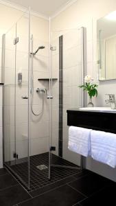 博帕德兰德卡斯福里特尔酒店的一间带玻璃淋浴和水槽的浴室