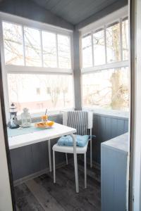 米兹多洛杰Morning Star Apartments的厨房配有桌子、椅子和窗户。