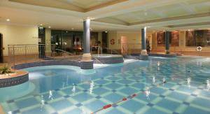 戈尔韦加尔蒙Spa酒店的大型建筑中的大型游泳池