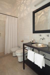 奥特朗托马赛利亚蒙特劳洛酒店的一间带水槽、卫生间和镜子的浴室