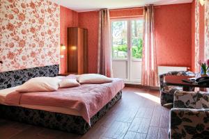 斯拉百斯宏达酒店的一间卧室设有一张床和一个窗口