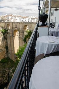 隆达蒙特利里欧酒店的阳台配有桌子,享有城堡的景色