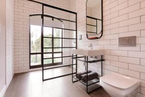 比勒陀利亚The Rasmus的白色的浴室设有水槽和卫生间。