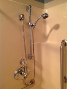 Lovingston乡村汽车旅馆的带淋浴喷头的浴室