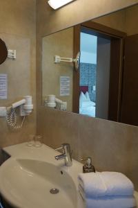 伊尔米茨罗森霍夫酒庄酒店的一间带水槽和镜子的浴室