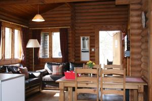 伊文格瑞Highgarry Lodges的客厅配有沙发和桌椅