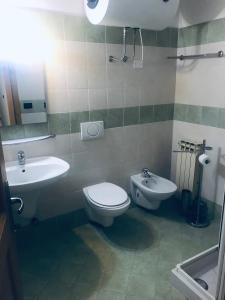 帕苏德尔托纳莱莱蒂维尔公寓式酒店的一间带卫生间和水槽的浴室