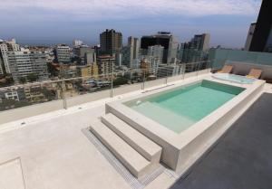 利马Dazzler by Wyndham Lima San Isidro的建筑物屋顶上的游泳池