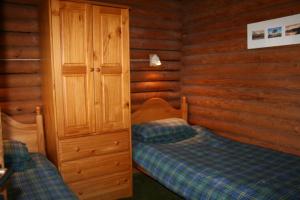 伊文格瑞Highgarry Lodges的小木屋内一间卧室,配有两张床