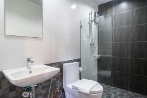 PP GRAND KAMALA HOTEL-SHA Extra Plus的一间浴室