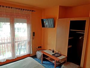 布达佩斯阿缇里亚酒店的客房设有床、桌子和窗户。
