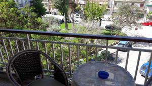 塞萨洛尼基Spacious Apartment的街景阳台配有桌椅