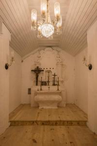 坎撒林The Postcard Cuelim, Goa的一间带水槽和吊灯的大浴室