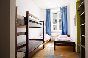 卢布林民俗旅舍的客房设有两张双层床和一扇窗户。