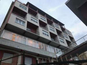 因佩里亚罗比尼亚酒店的公寓大楼的一侧设有阳台。