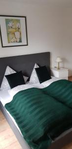 埃尔瓦尔德Pension Lischenhof的一间卧室配有一张带绿毯的大床