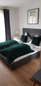 埃尔瓦尔德Pension Lischenhof的一间卧室配有一张带绿毯的床