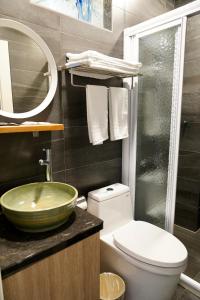 竹山山林别苑的一间带水槽、卫生间和镜子的浴室