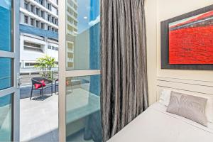 新加坡Hotel 81 Elegance的一间卧室设有一张床和一个大窗户