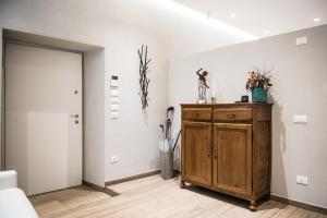 维罗纳Atto Primo Studio Apartment的一间设有木柜和门的房间
