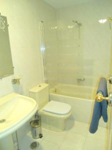 蒙特弗里奥Casa de Los Albas 4p的白色的浴室设有卫生间和水槽。