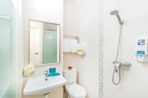 新加坡Hotel 81 Dickson的浴室配有卫生间、盥洗盆和淋浴。