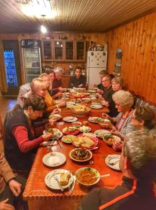 乌树故里Guest House Buba的一群坐在桌子旁吃食物的人