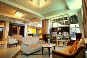 芭堤雅市中心Intimate Hotel Pattaya - SHA Extra Plus的带沙发、椅子和桌子的大型大堂