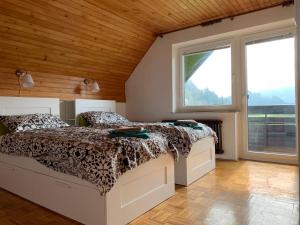布莱德Entire house Iris & Arnika的一间卧室设有一张床和一个大窗户