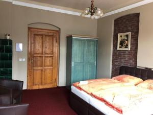 洛克特乌尔丽卡宾馆的一间卧室配有一张床和一个蓝色的门