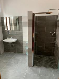 洛克特乌尔丽卡宾馆的带淋浴和盥洗盆的浴室