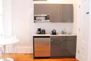 波士顿Charming & Stylish Studio on Beacon Hill #8的厨房配有水槽和微波炉