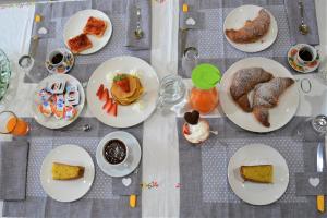 卡斯泰尔梅扎诺Spazio Natura的餐桌上放着食物和甜点
