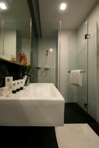 新加坡Venue Hotel的浴室配有大型白色水槽和淋浴。