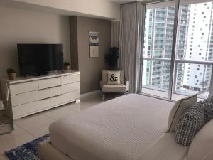 迈阿密Icon Residences by SS Vacation Rentals的一间卧室配有一张床和一台平面电视