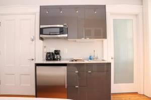 波士顿Downtown Beacon Hill, Convenient, Comfy Studio #10的厨房配有不锈钢用具和微波炉