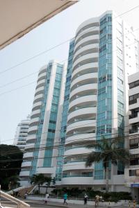 卡塔赫纳Apartamento semi penhouse的一座高大的建筑,前面有一棵棕榈树
