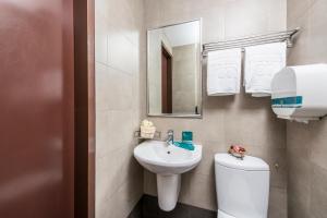 新加坡Hotel 81 Balestier的一间带水槽、卫生间和镜子的浴室