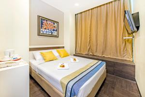新加坡Hotel 81 Bugis的一间酒店客房,配有一张床和一台电视