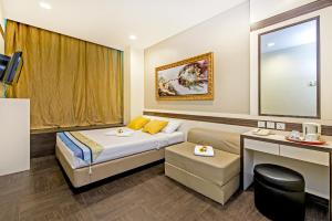 新加坡Hotel 81 Bugis的酒店客房,配有床和沙发
