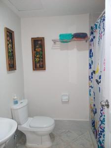 麦克坦Anya and Carl's Comfy的浴室配有白色卫生间和盥洗盆。
